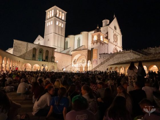 GO! FRANCISCAN YOUTH MEETING: MIGLIAIA DI GIOVANI INAUGURANO AD ASSISI IL “NUOVO CAPITOLO DELLE STUOIE”
