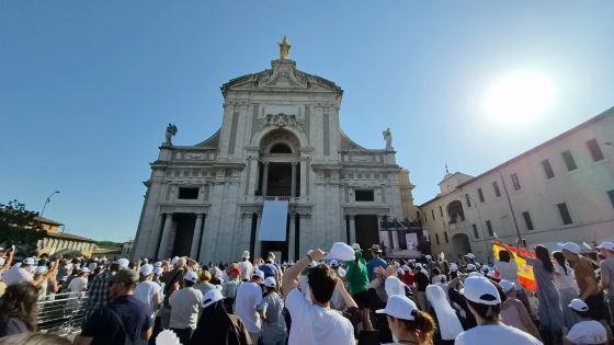 PAPA LEONE XIV AD ASSISI RISPONDE ALLE DOMANDE DEI GIOVANI